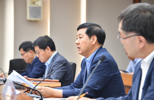 구윤철 기획재정부 2차관(오른쪽에서 두번째)이 29일 서울 여의도 수출입은행에서 '혁신지향 공공조달 범정부 추진단' 출범 회의를 주재하고 있다.(사진=기획재정부)